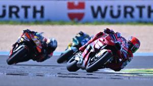 El español Marc Márquez (d), de Ducati Lenovo Team, compite en el Gran Premio de Brasil de MotoGP en el autódromo Ayrton Senna en Goiânia (Brasil). EFE/André Borges