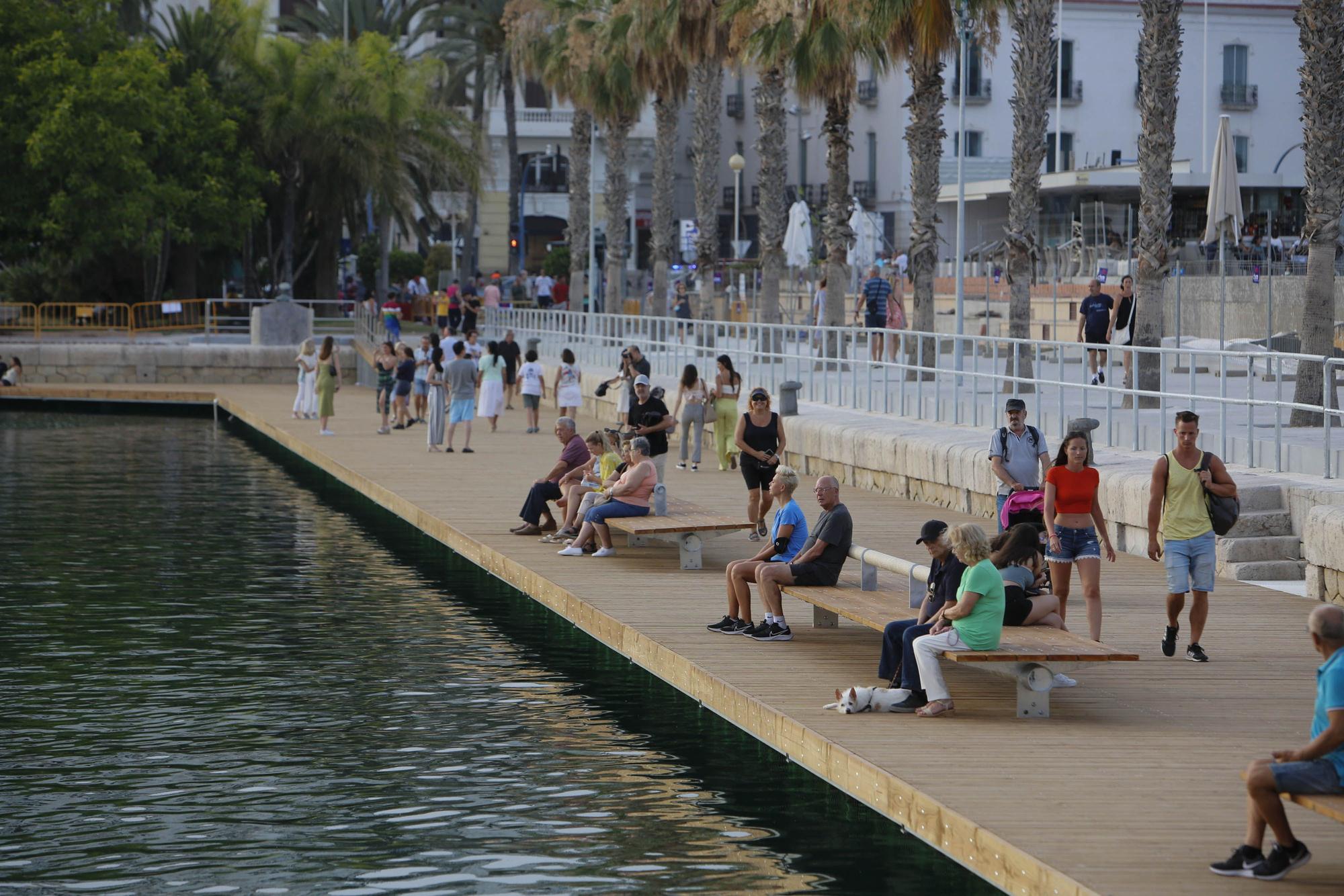 Así luce la nueva pasarela de madera en el puerto de Alicante