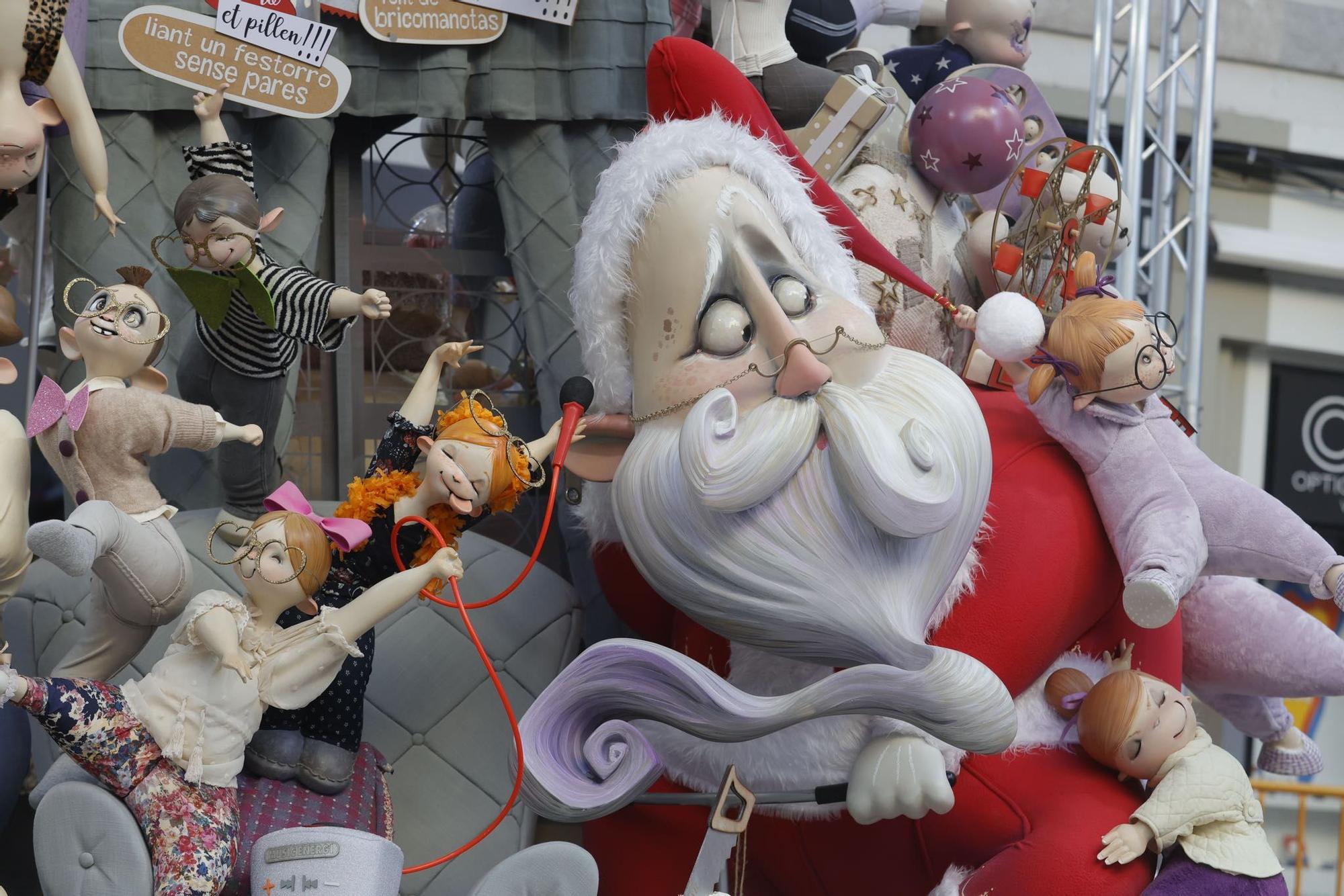 Contempla la falla infantil de Císcar-Burriana
