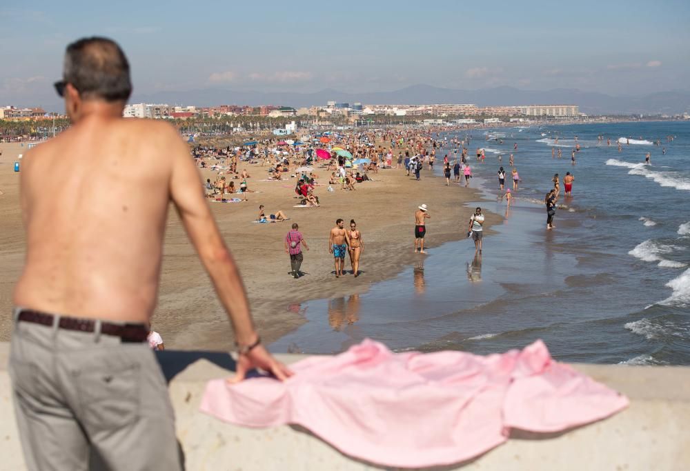 Ambiente festivo en la Marina y las playas por el Día del Pilar