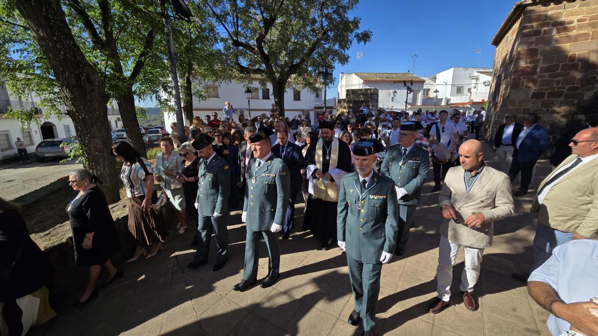 Numerosas personas participan en una jornada festiva iniciada con la salida de la patrona de la localidad desde la iglesia de San Andrés