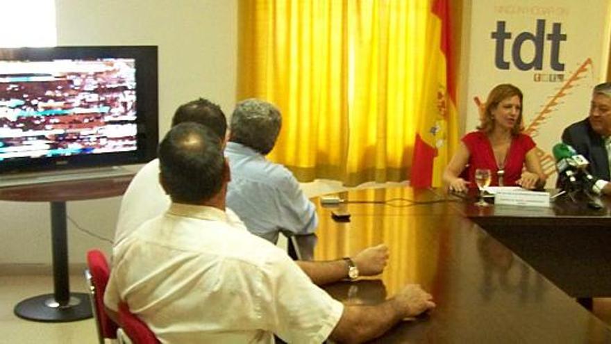 Una televisión en el salón de plenos de San Miguel mostró ayer las últimas interferencias después de que la consellera diera por teléfono la orden de activar el nuevo repetidor.