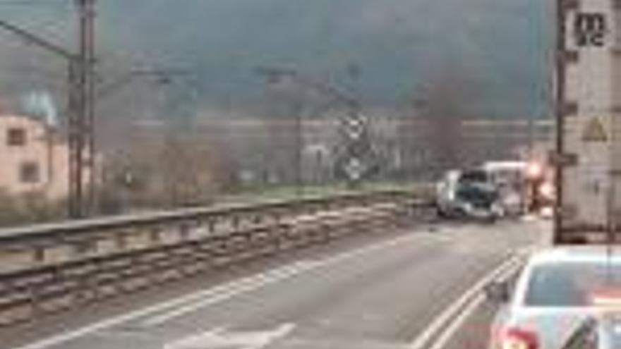 El vehicle accidentat i cues a la C-66 a causa dels fets.