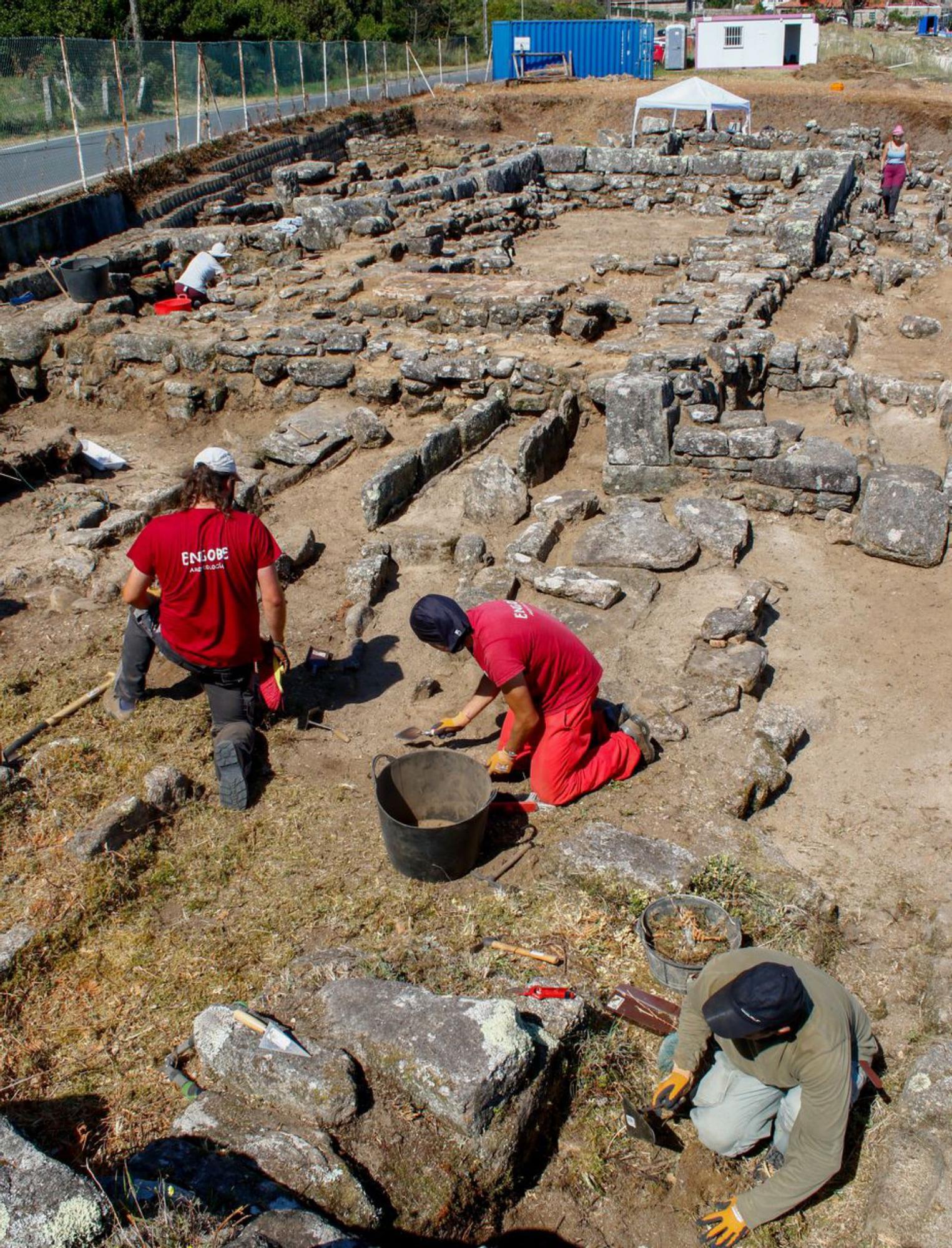 Los trabajos de excavación y limpieza de Adro Vello. |  // IÑAKI ABELLA