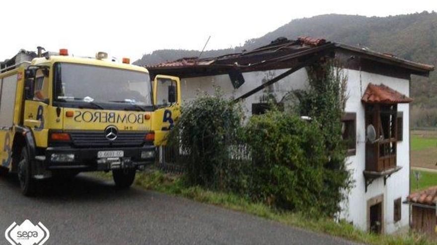 El fuego calcina parte  de una vivienda en Repolles, Pravia