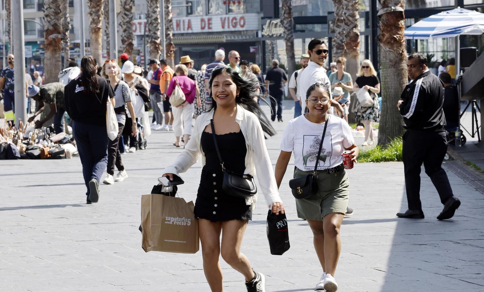 Visitantes y cruceristas del Island Sky y Costa Favolosa animan un Vigo soleado