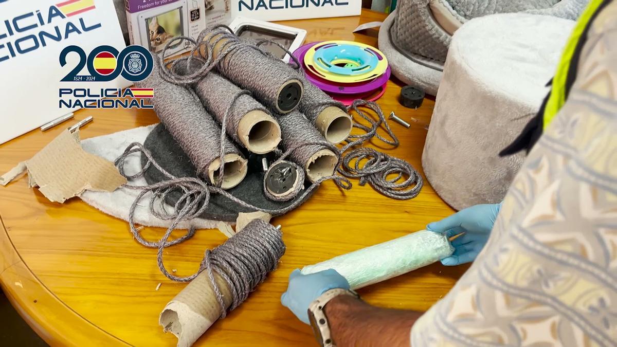 Parte de la droga hallada por la Policía dentro de rascadores para gatos.