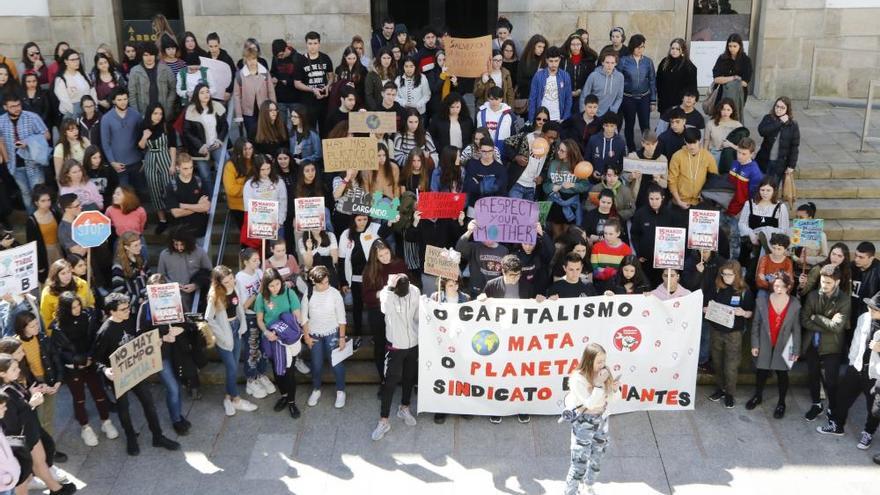 Decenas de jóvenes reivindican su 15-M en Vigo