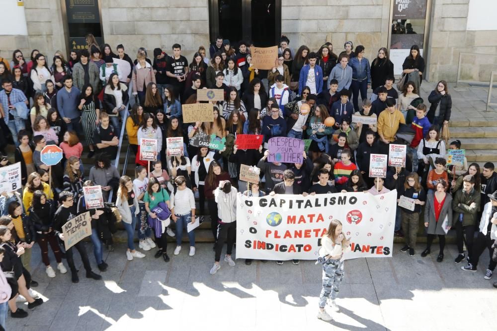 Decenas de jóvenes reivindican su 15-M en Vigo. // Alba Villar