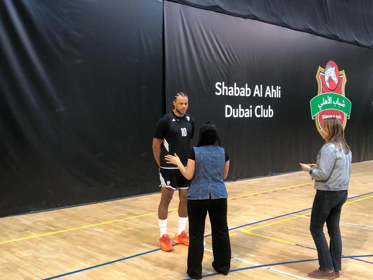 Anderson, con los empleados del Dubai Basketball