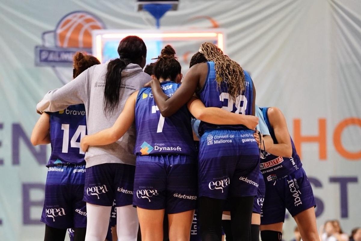 Las jugadoras del Azulmarino en Son Moix.