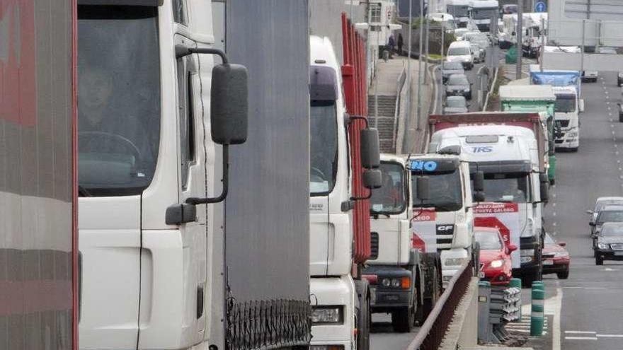 Camiones durante una concentración contra los precios de los combustibles. // Xoán Álvarez