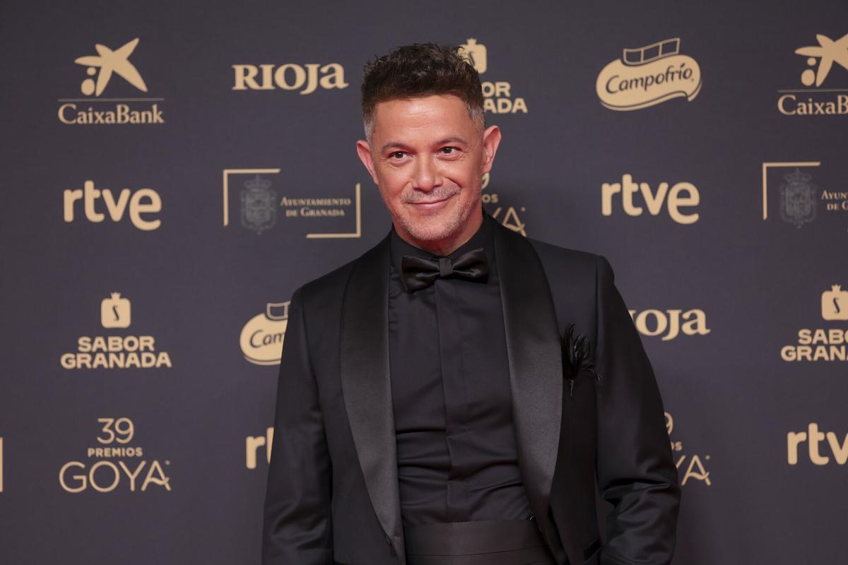 Alejandro Sanz posa para los fotógrafos a su llegada a la 39 edición de los Premios Goya en Granada