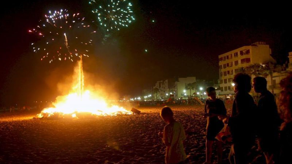 Hoguera de Sant Joan en Torredembarra (Tarragonès).