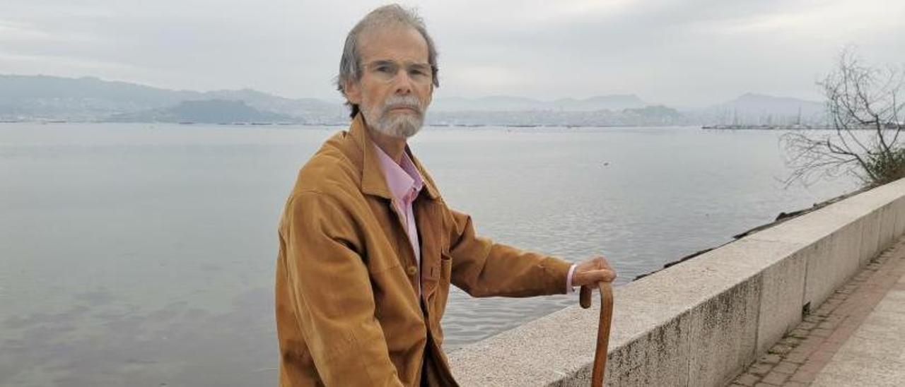 Francisco Ferreira, este octubre, con el mar de na ensenada de Moaña de fondo. / S.A.