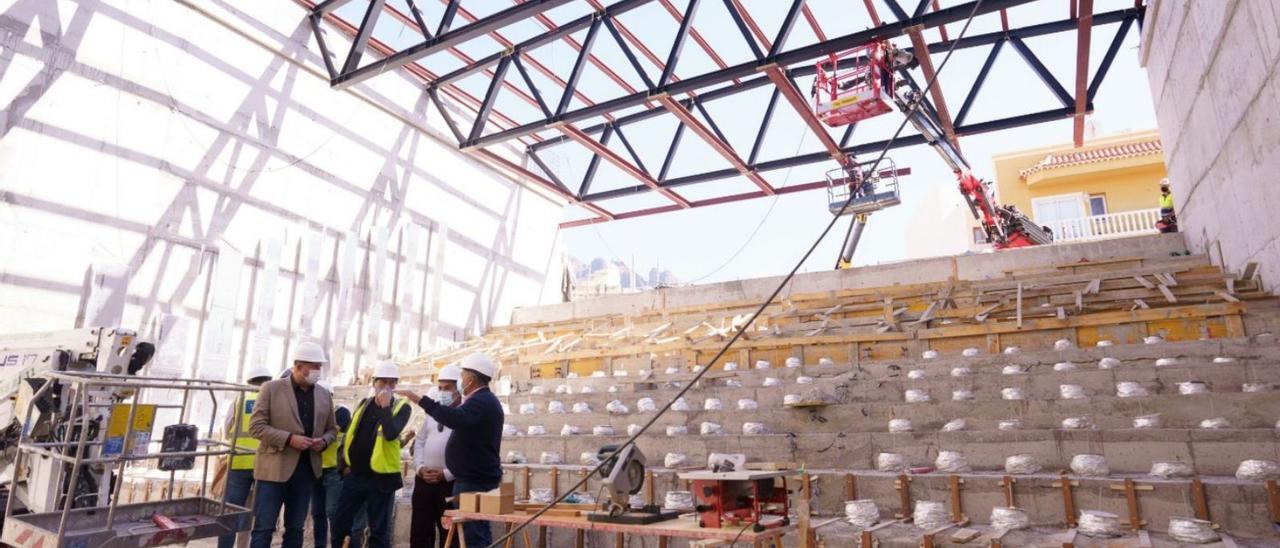 Autoridades y técnicos durante la visita a la obra del nuevo auditorio.