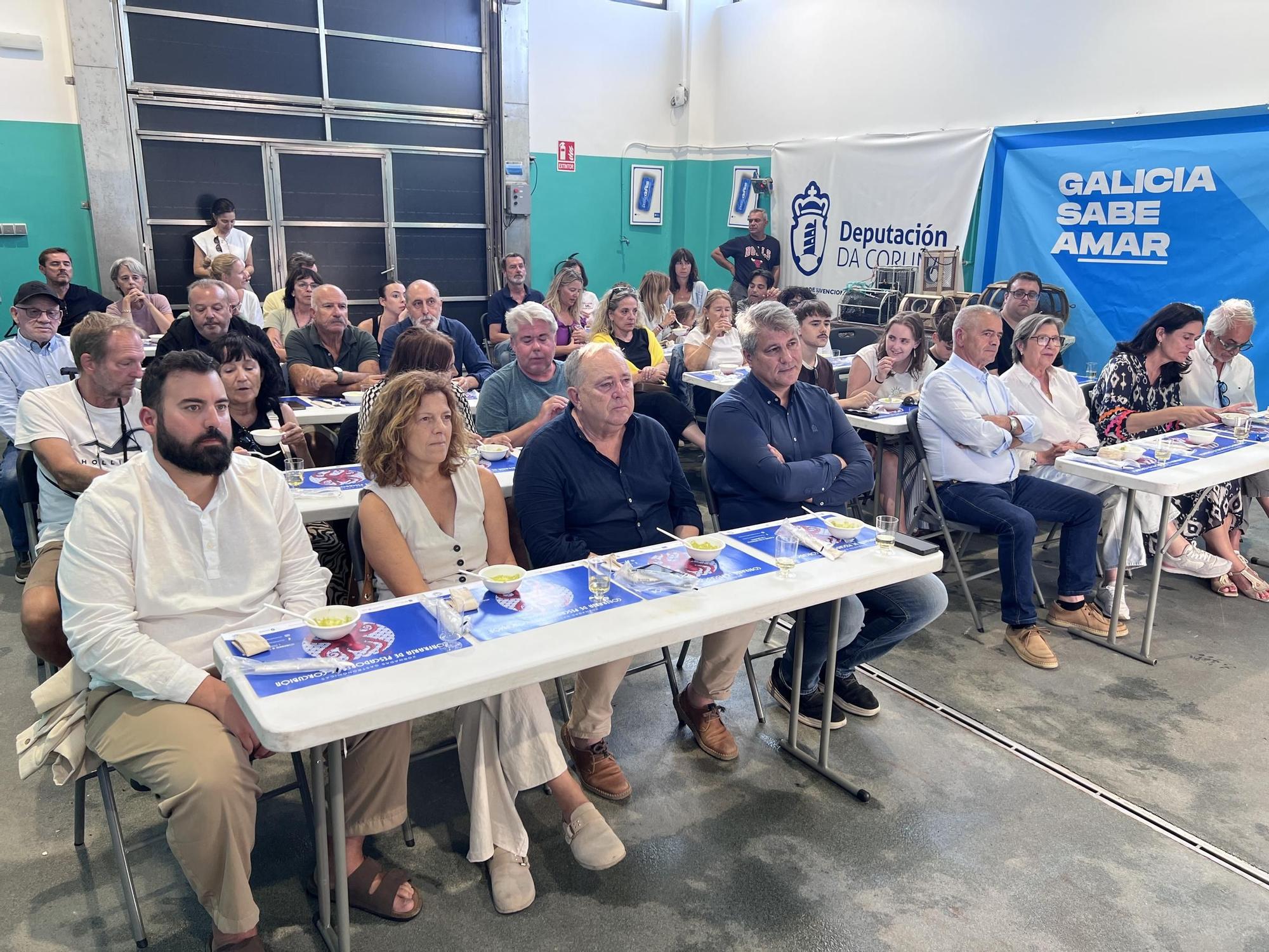 Lleno en la lonja y colas en la carpa para degustar el sabor marinero de Corcubión