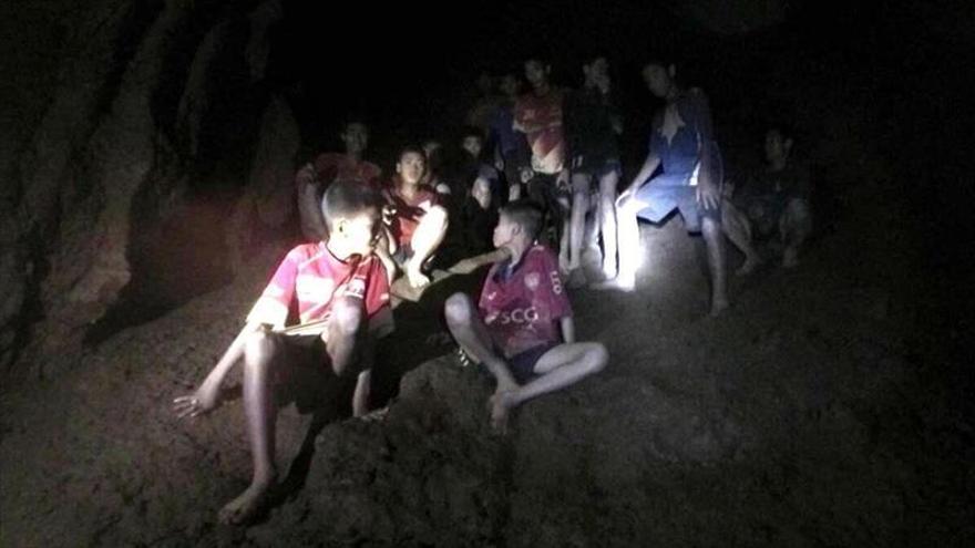 Tailandia mira al cielo de cara al rescate de los 12 niños atrapados