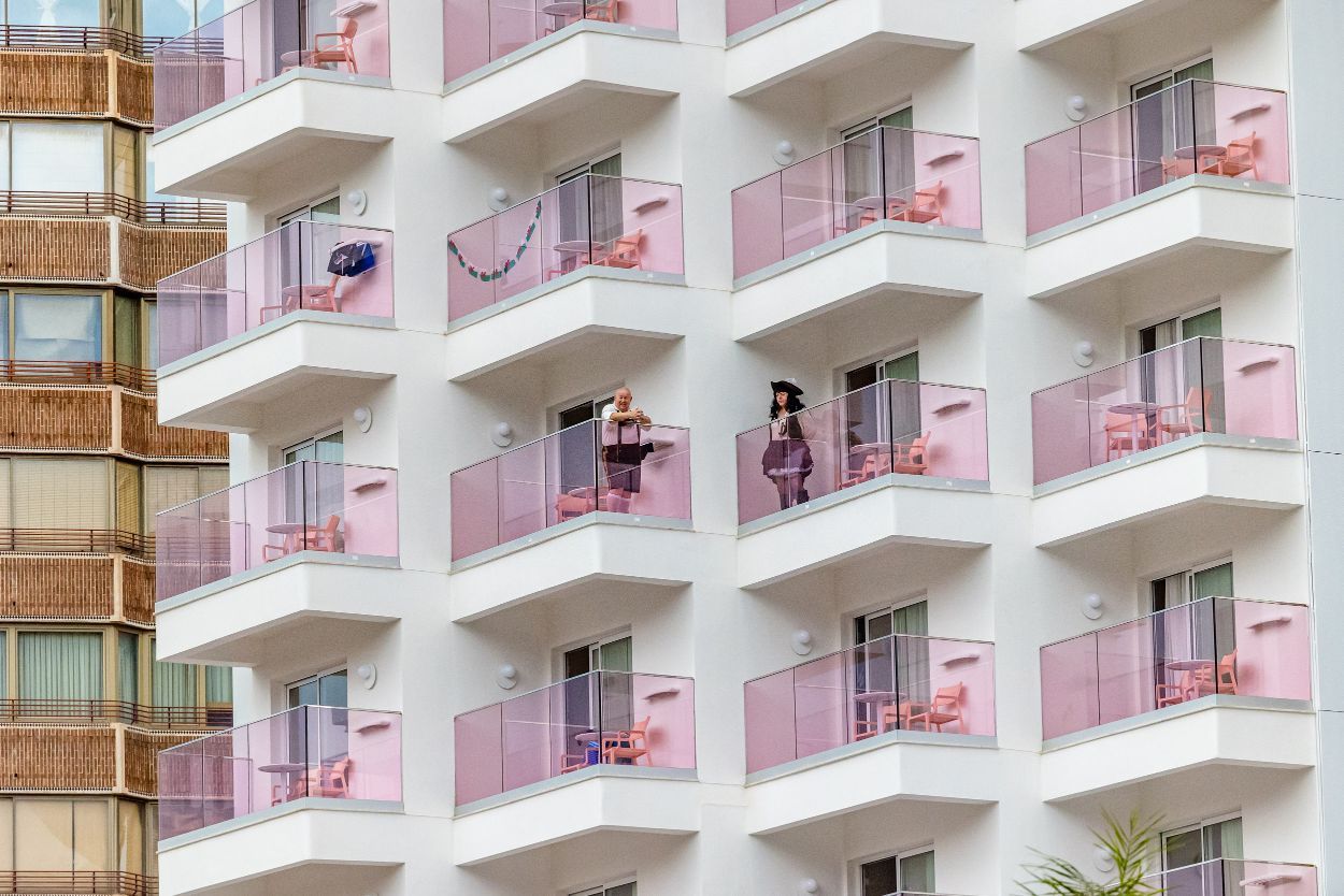 Los británicos desafían a la lluvia y celebran su "Fancy Dress Party" en Benidorm