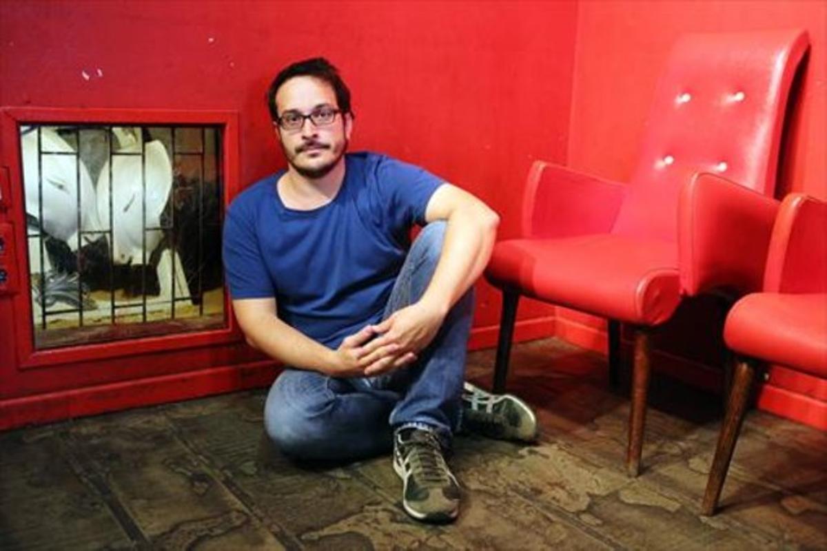 En el rincón. 8 Miquel Cabal, director adjunto del Heliogàbal, sentado en una esquina del escenario.