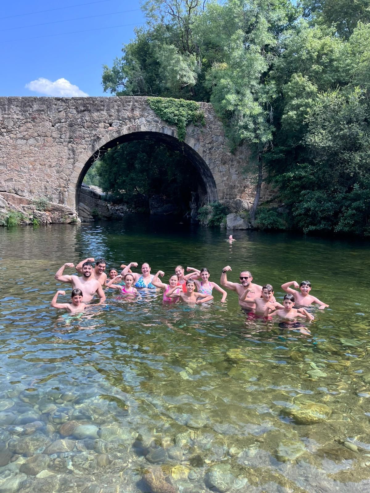 Imagen de 'campuxeros' con el Puente de Cuartos detrás.