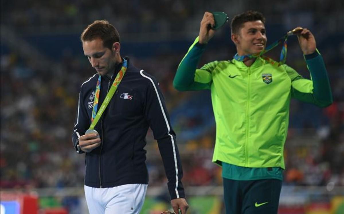Lavillenie no pudo contener las lágrimas de rábia en el podio del salto de pértiga