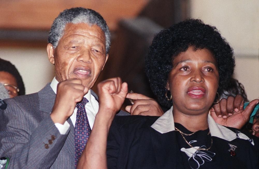 Nelson Mandela y Winnie levantan los puños tras la liberación del expresidente sudafricano de la prisión Victor Verster. AFP PHOTO / WALTER DHALDHLA