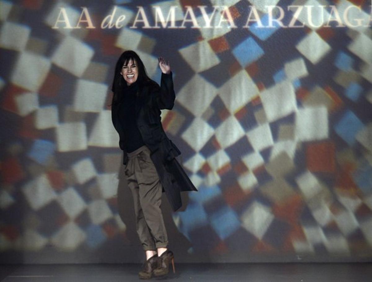 La diseñadora Amaya Arzuaga se despide tras el desfile esta mañana en la MBFWM.