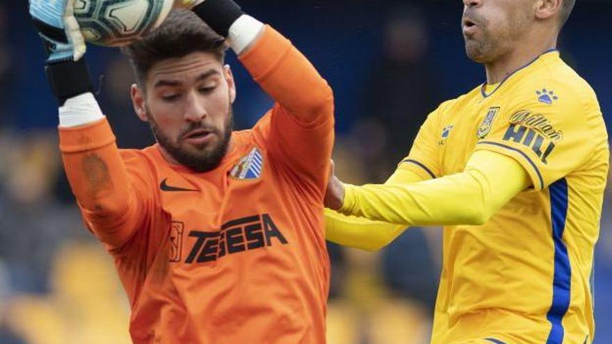 Gonzalo debutó con el primer equipo blanquiazul en Santo Domingo Víctor Sánchez del Amo dio la alternativa a Gonzalo en la visita del Málaga CF a Santo Domingo. Por tercera vez en lo que va de campaña, el conjunto de Martiricos tenía que afrontar un partido de LaLiga SmartBank sin su guardameta titular, Munir, por estar concentrado con la selección marroquí. En las otras dos ocasiones anteriores, el técnico madrileño había apostado por Kellyan para sustituir a Munir, sin embargo, ayer en Alcorcón, apostó por Gonzalo. En ninguna de las tres oportunidades, el Málaga consiguió dejar la puerta a 0 y siempre perdió: 0-1 y 1-2 contra Almería y Cádiz en La Rosaleda con Kellyan bajo palos y 1-0 en este encuentro en Santo Domingo con Gonzalo como protagonista.