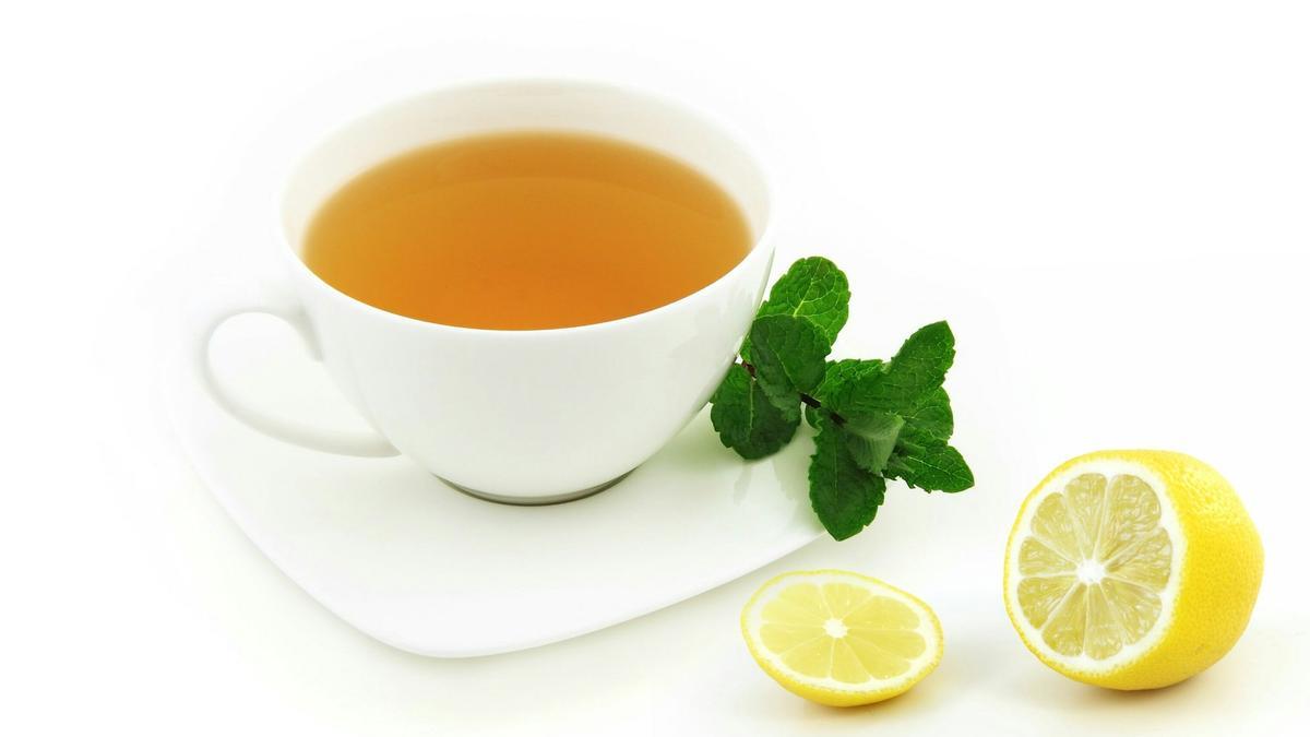 El té verde y el limón son algunos de los mejores productos que puedes tomar para quemar grasas.