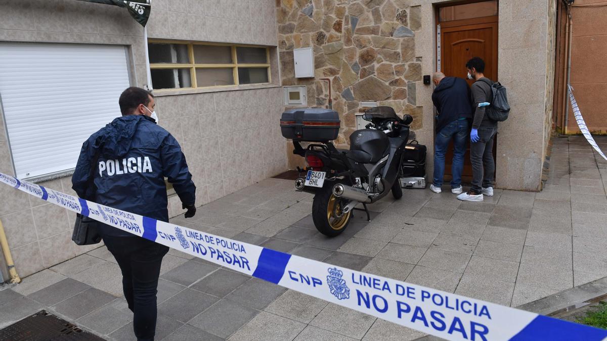 Policía científica, en la calle Lirios, tras el hallazgo del cadáver, el pasado día 1.