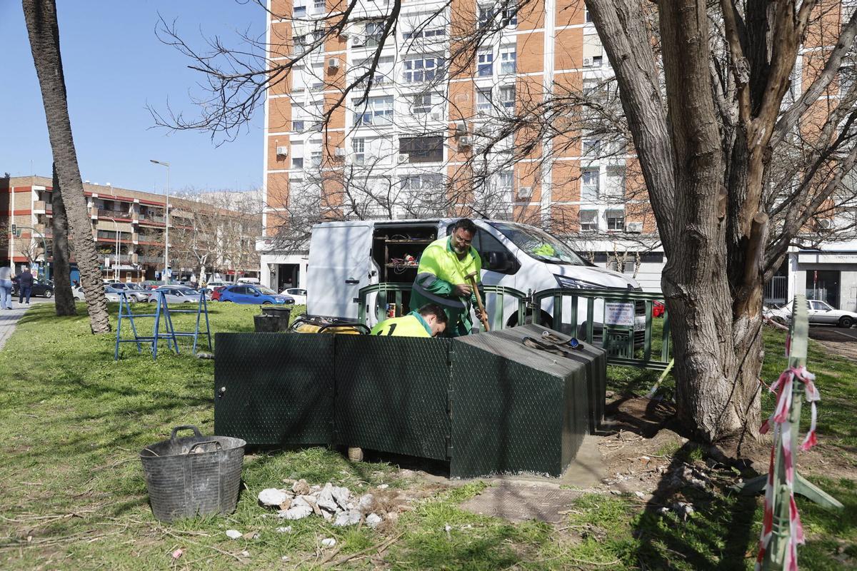 El Ayuntamiento repara 35 zonas verdes de Córdoba.