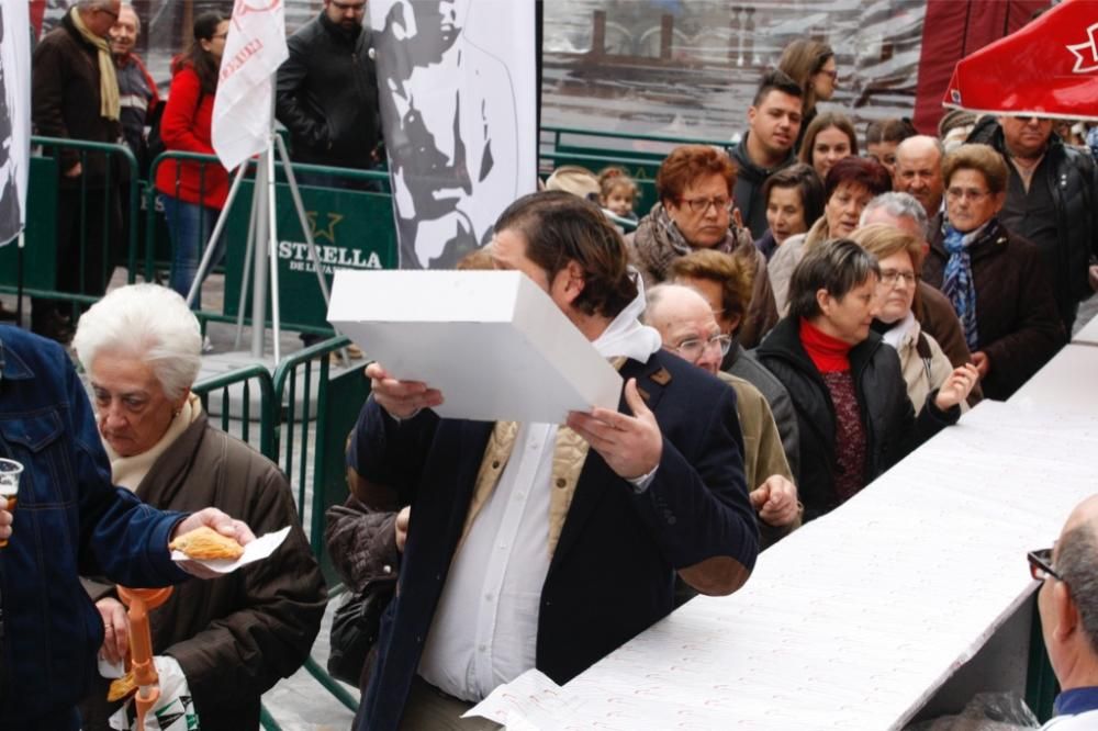 Reparto de pasteles de carne en la plaza del Romea