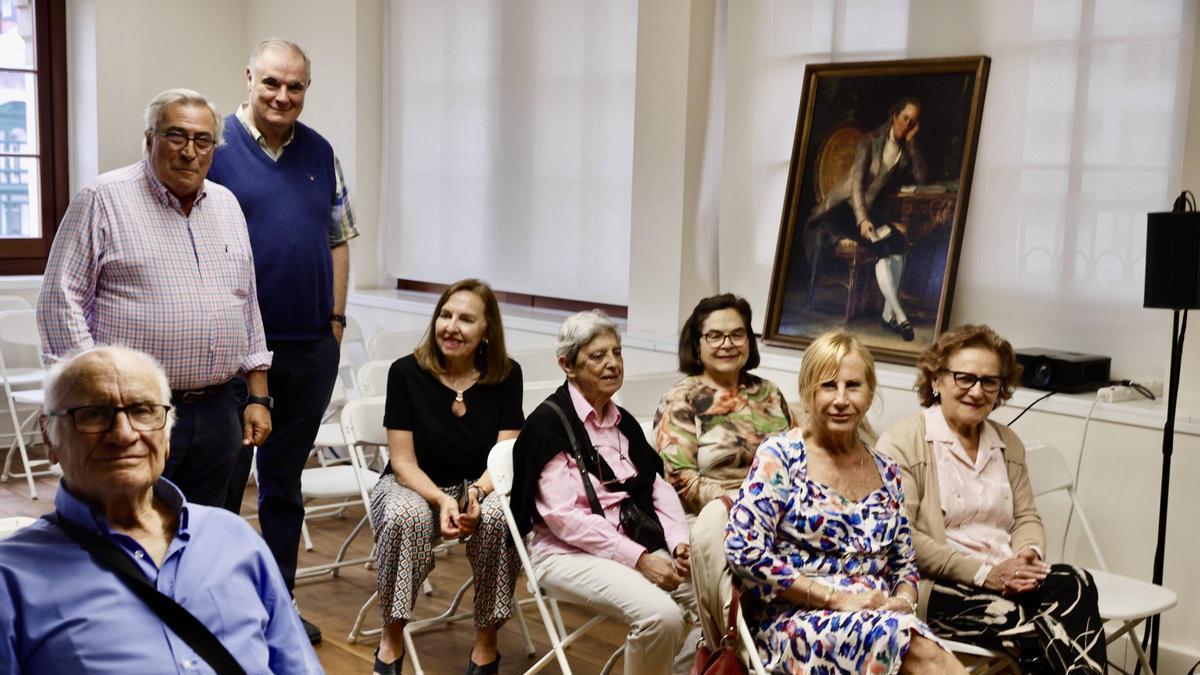 Miembros de la junta general y socios del Ateneo Jovellanos durante su Asamblea General.