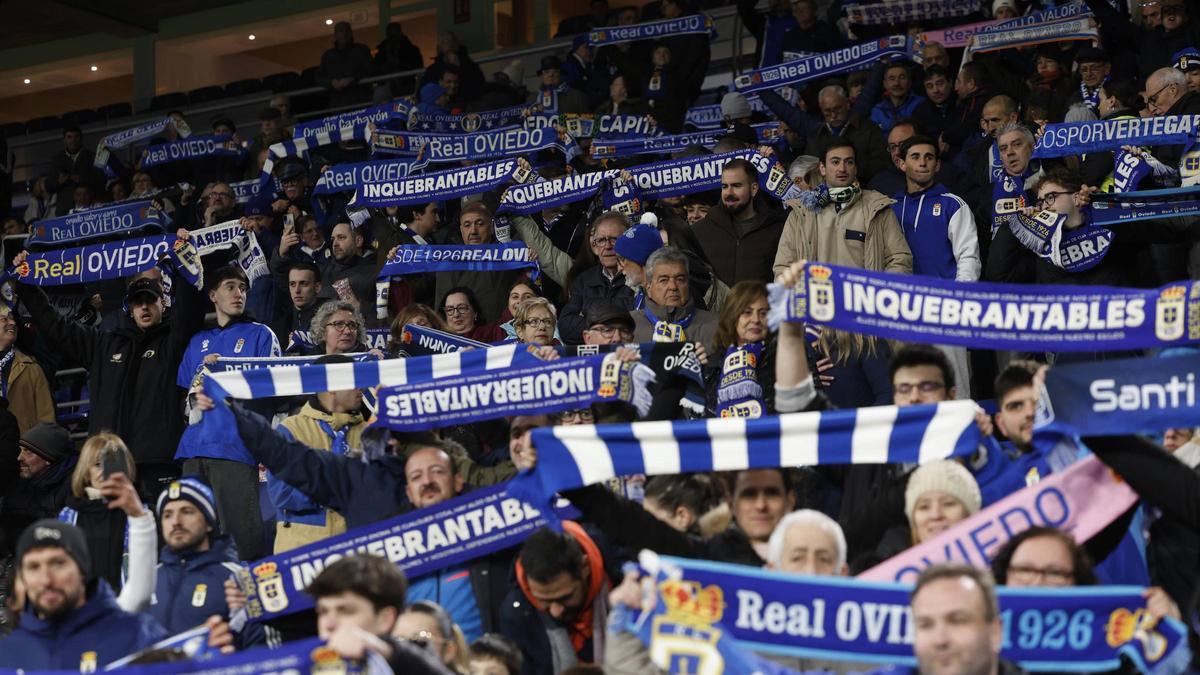 Aficionados azules en el Tartiere durante el Real Oviedo-Elche