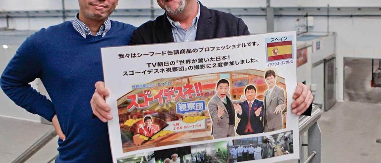 Gaku Matsui e Ignacio Ventura González, con un cartel con imágenes del programa de la televisión japonesa en el que apareció el empresario asturiano.