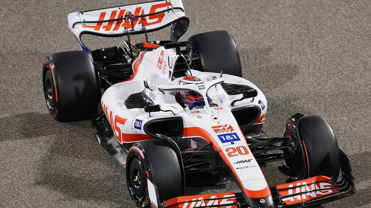 Así es el coche de Haas para el Mundial F1 2022. En la imagen, Fernando Alonso durante el GP de Bahréin.