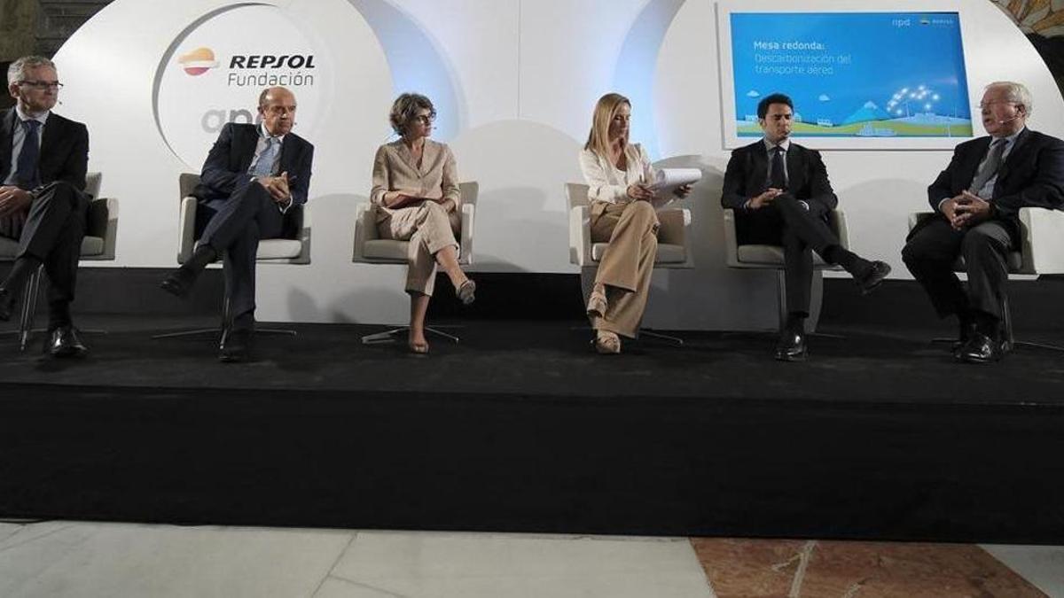 Repsol celebra en Canarias una jornada sobre el reto de la descarbonización del transporte aéreo y marítimo.