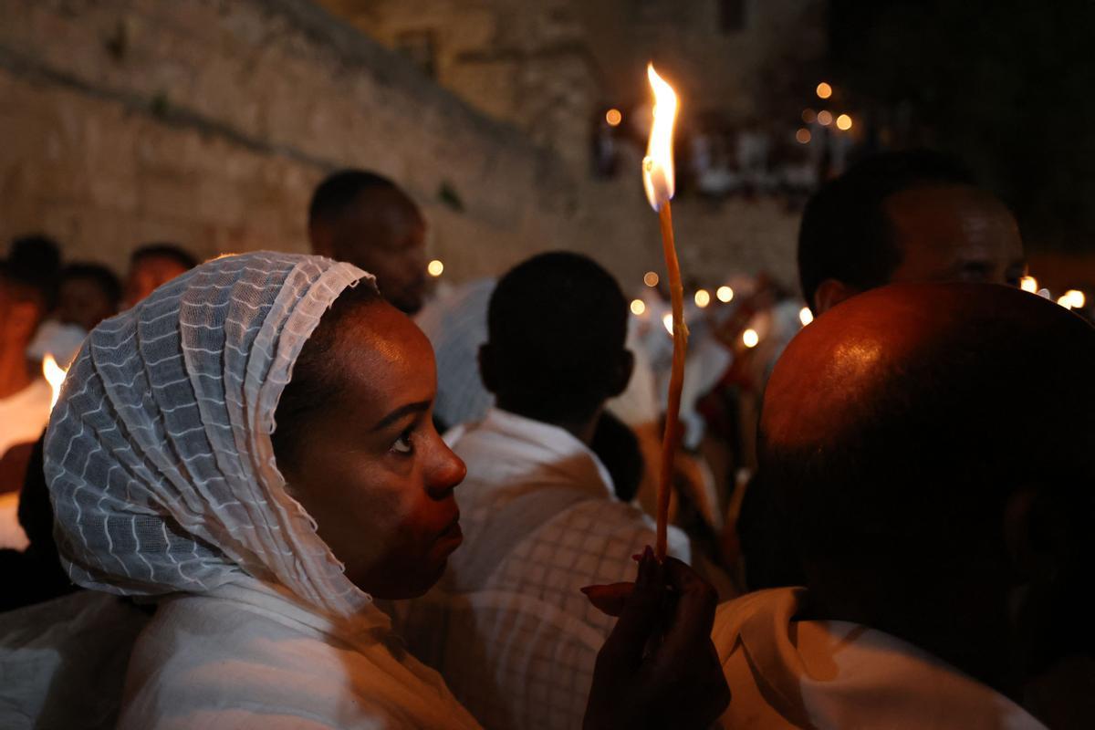 Cristianos ortodoxos celebran “Fuego Sagrado” en Jerusalén. eregrinos cristianos ortodoxos sostienen velas durante la ceremonia del Fuego Sagrado, un día antes de la Pascua ortodoxa, el sábado 15 de abril de 2023 en la Iglesia del Santo Sepulcro en la Ciudad Vieja de Jerusalén, donde muchos cristianos creen que Jesús fue crucificado y enterrado antes de resucitar.