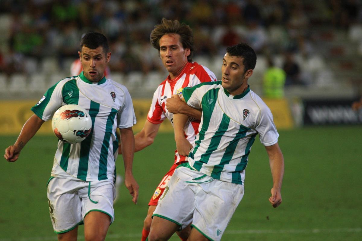 Cristian García y Borja García pugnan por el esférico ante Corona en el duelo frente al Almería en 2011.
