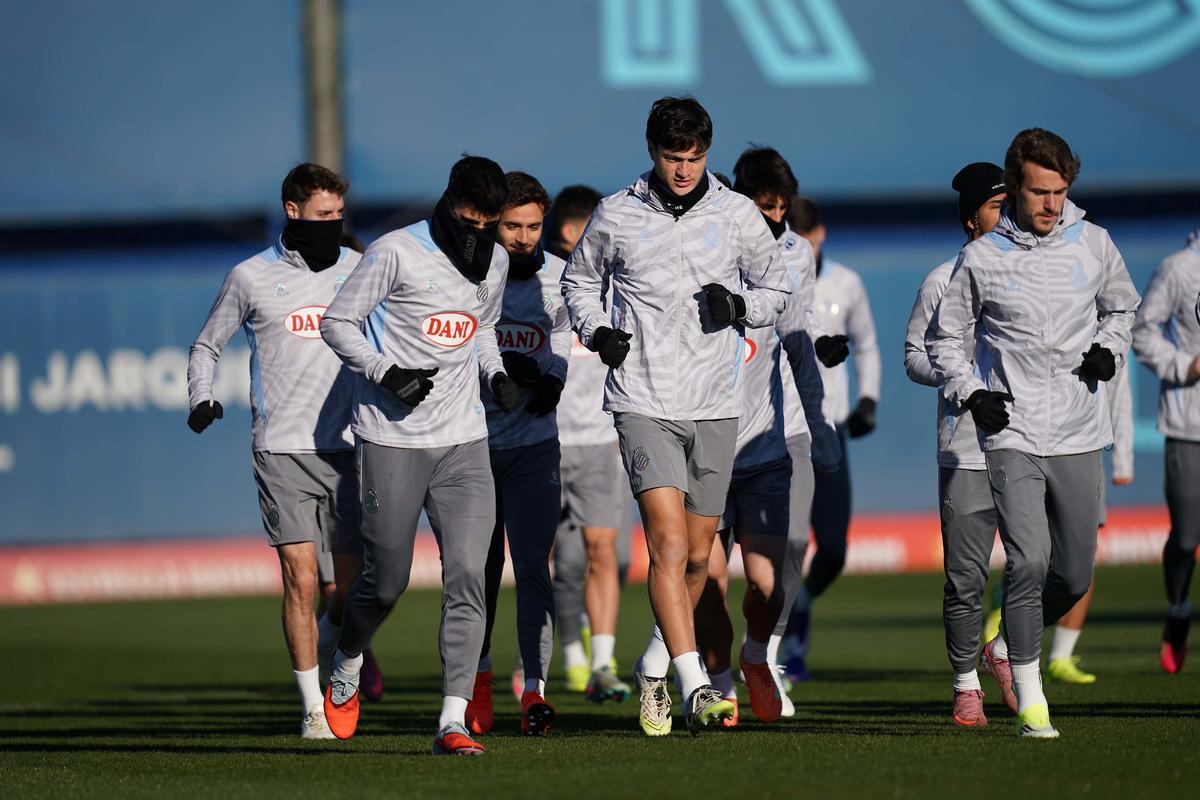 El entrenamiento en la CE Dani Jarque estuvo pasado por un frío intenso