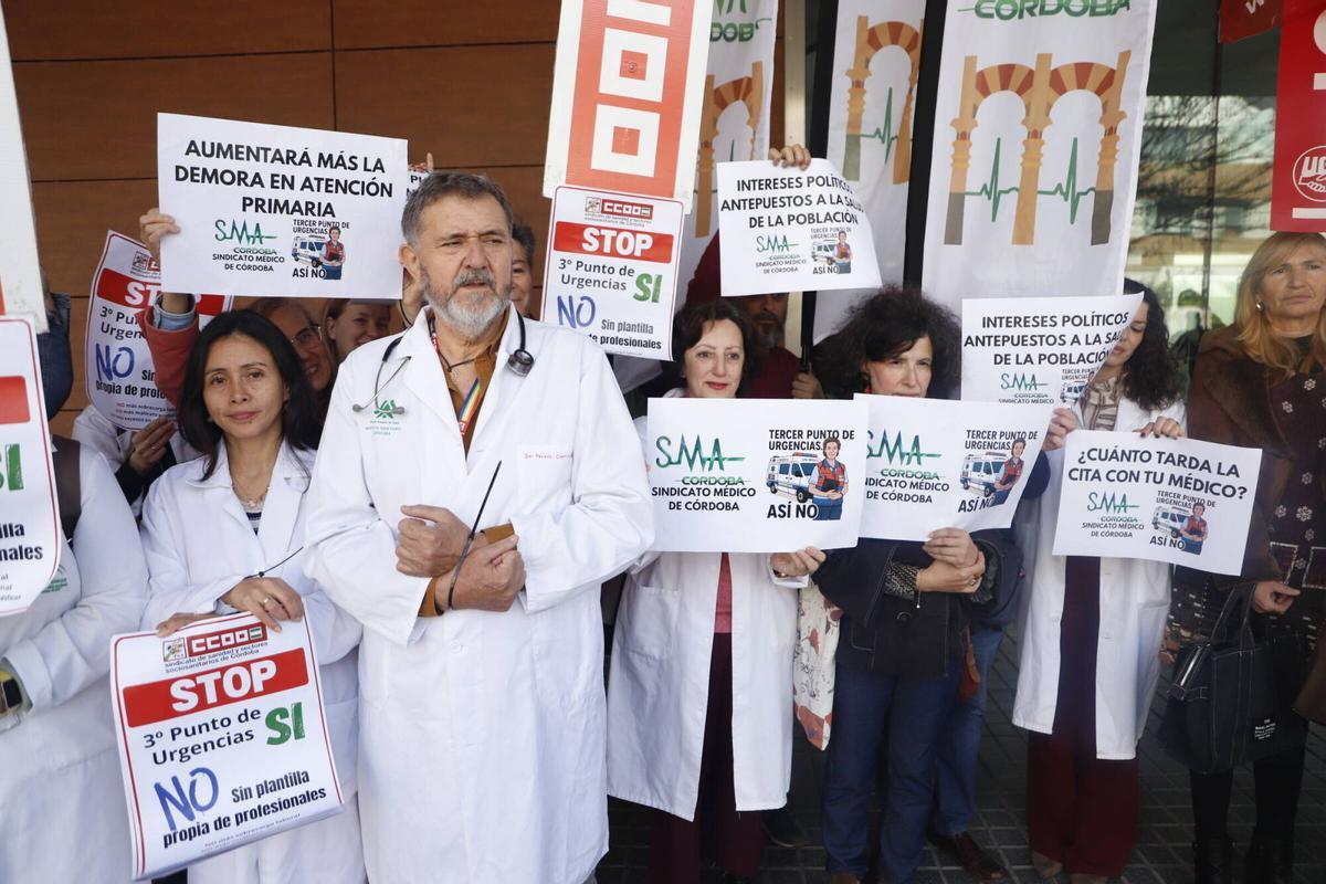 Concentración de médicos de Atención Primaria en la puerta de la gerencia de los Distritos Córdoba y Guadalquivir contra las condiciones del tercer punto de urgencias.