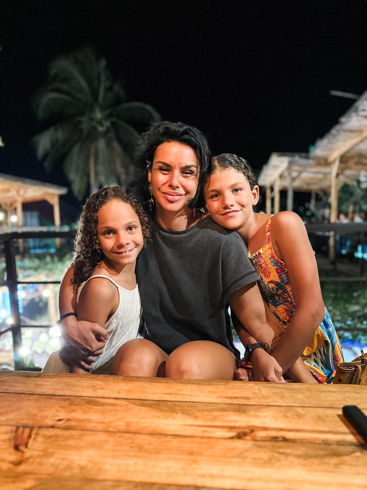 Melanie mit ihren Töchtern Malia und Naomi.