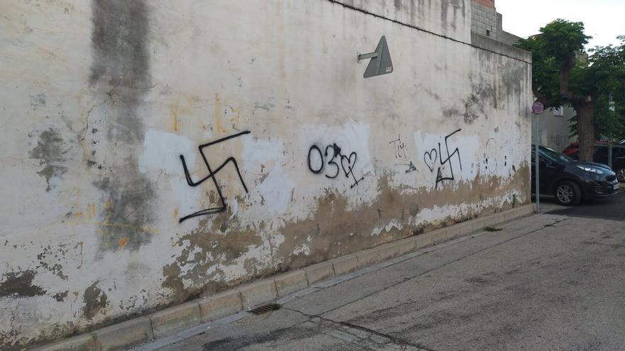 El juzgado ya investiga otras 200 pintadas nazis en Carcaixent