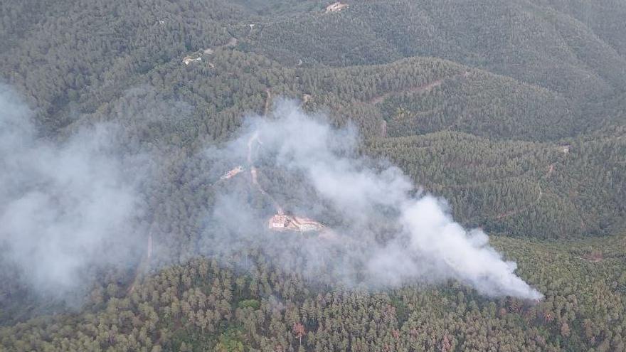 L&#039;incendi forestal a les Gavarres obliga a evacuar una masia