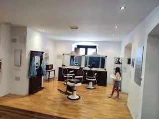 La barbería de Porfirio Guzmán y otros viajes en el tiempo a través del museo sobre la historia del comercio de Grado