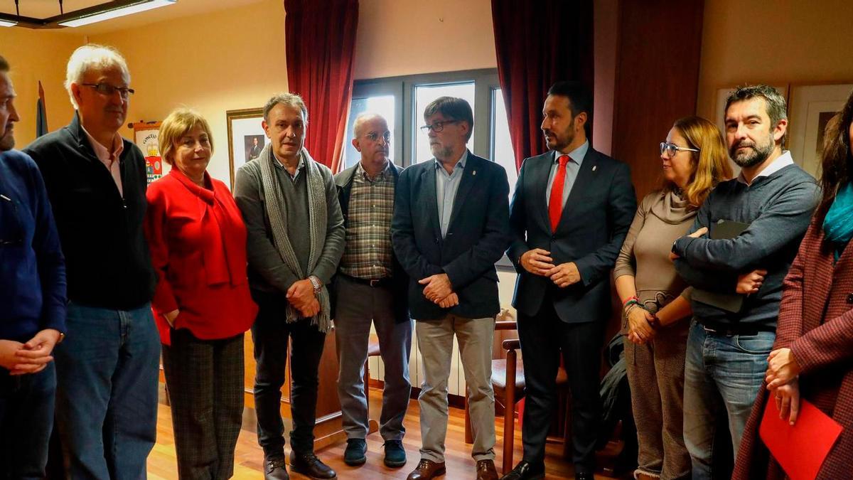 Foto de familia de la última reunión de la Mesa por la Industria, en diciembre del año pasado.