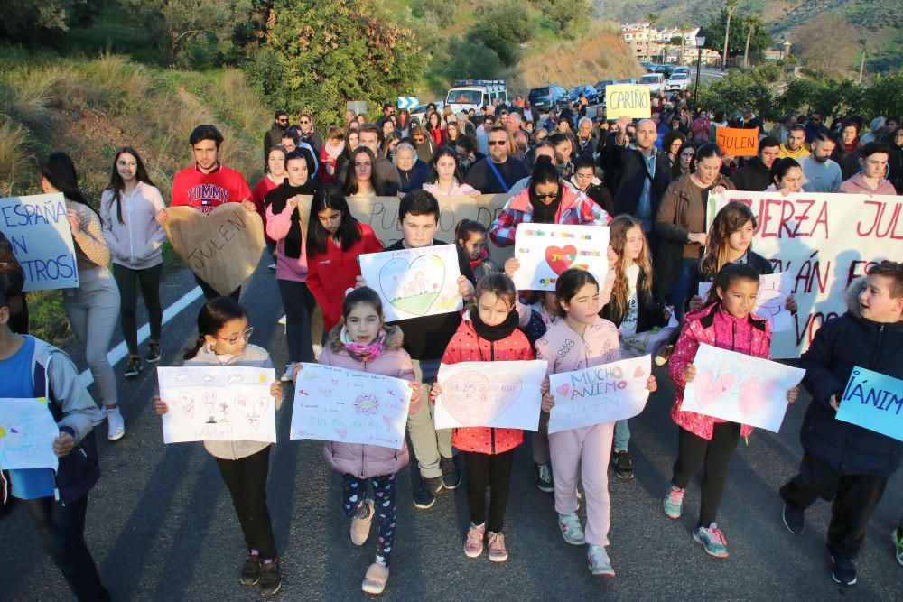 Vecinos de Totalán se concentran junto a la zona cercana al pozo donde cayó Julen para mostrar su apoyo a la familia del pequeño