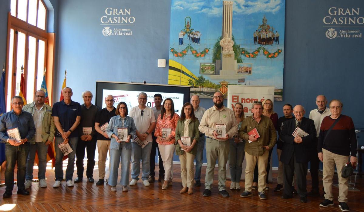 Imatge de les autoritats i els col·laboradors i col·laboradores de la nova edició de la revista 'Font'.