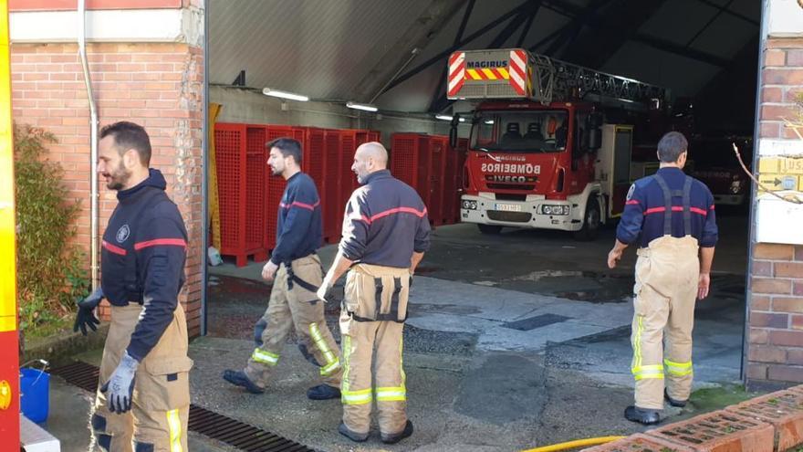 Bomberos esta mañana en el parque de Balaídos. // Marta G. Brea